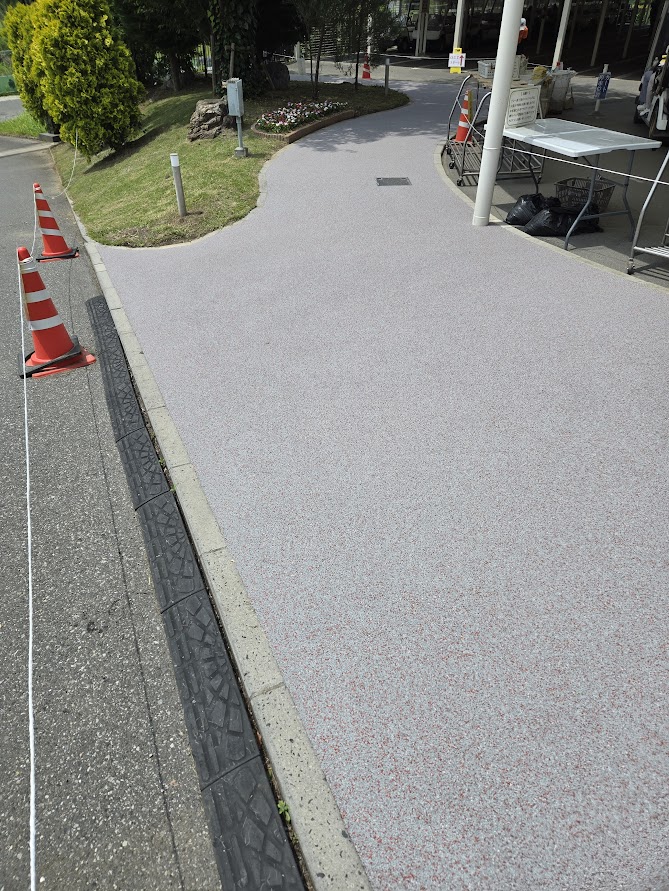 埼玉県上尾市 リバーサイドフェニックスゴルフクラブ様 クラブハウス ゴムチップ舗装|施工後