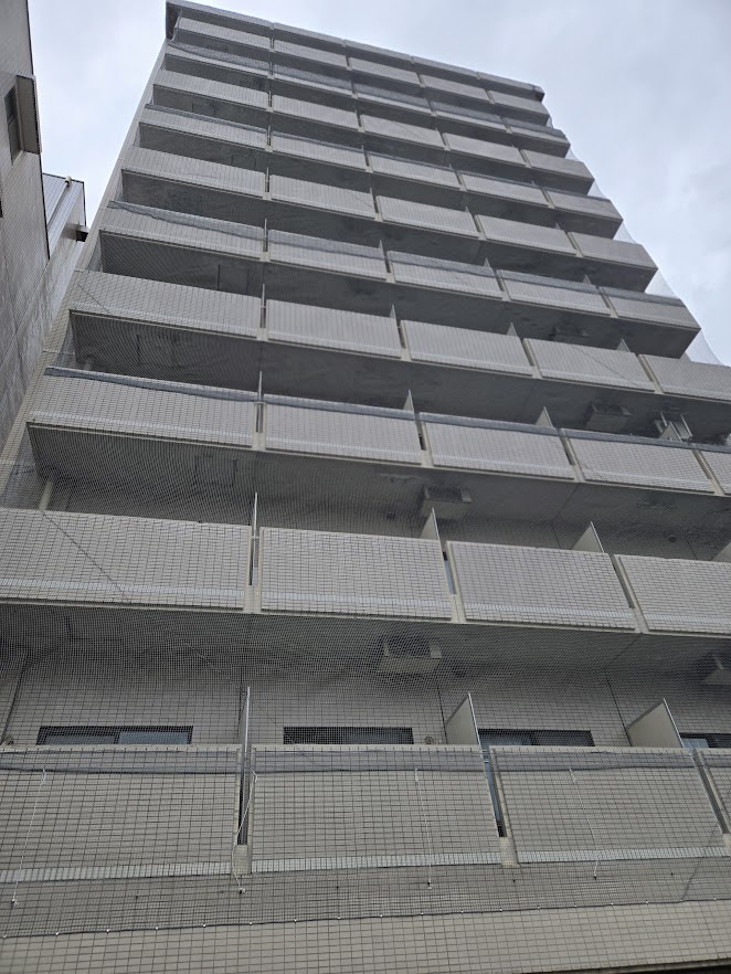 高崎市 Aマンション様 防鳥ネット設置工事 鳥害防止|施工後